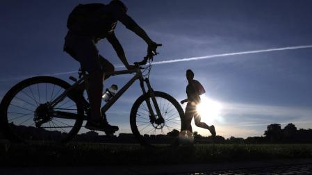 Conviene practicar ejercicio físico media hora al día, aprovechando todo lo posible el aire libre.