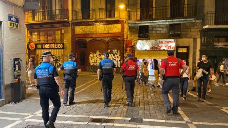 Patrullaje conjunto de la Policía Municipal y la Policía Foral por las calles de Pamplona.