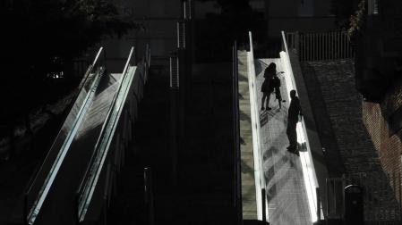 Sol en las escaleras automáticas de Abejeras, en Pamplona.