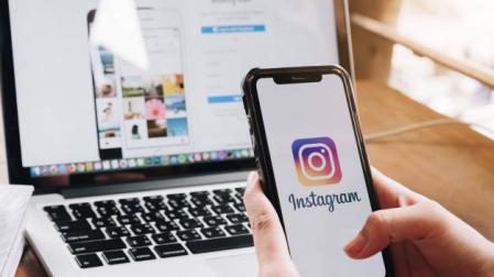 Imagen de la aplicación Instagram en un móvil y en un ordenador