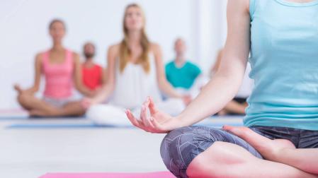 Varias personas practicando yoga.