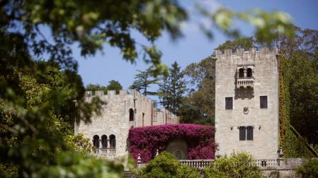 Una de las fachadas del Pazo de Meirás con los jardines y el muro exterior.