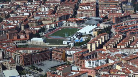 Vista aérea de viviendas en Pamplona, con el estadio Larrabide en el centro.