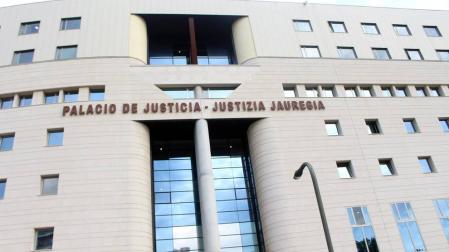 Cientos de personas se han concentrado este viernes a las puertas de la Audiencia Provincial de Navarra para apoyar a los cinco redactores y cinco tutores que han acudido a declarar sobre el programa Skolae y que han entrado a los juzgados entre aplausos y gritos de solidaridad.