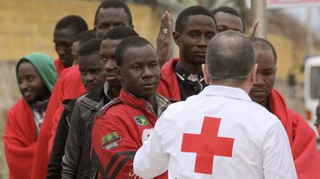 UNA PATERA CON 20 INMIGRANTES SUBSAHARIANOS DESEMBARCA EN LA COSTA DE CEUTA