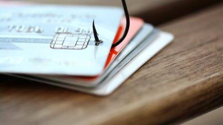 ¿Puede mi banco enviarme una tarjeta de crédito que no le he pedido?