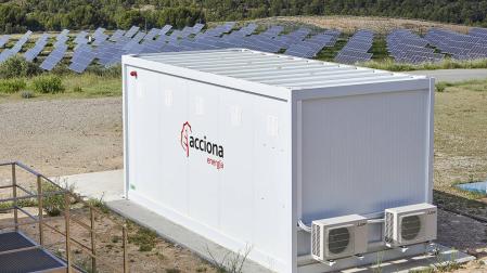 Acciona conecta la primera planta de almacenamiento renovable con baterias recicladas