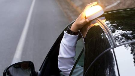 Este nuevo dispositivo luminoso intermitente de color naranja se colocará en la parte más alta del vehículo inmovilizado