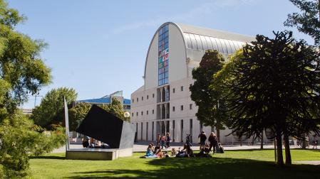 Estudiantes en el campus de la UPNA