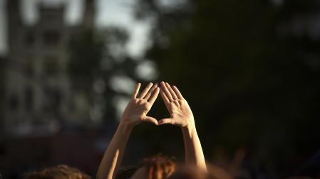 Una mujer participa en una concentración contra los crímenes machistas el 22 de junio de 2021, en Valencia
