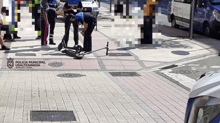 Heridos dos jóvenes al colisionar con sus patinetes eléctricos