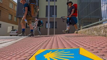 Peregrinos del Camino de Santiago atraviesan Villatuerta a comienzos de agosto