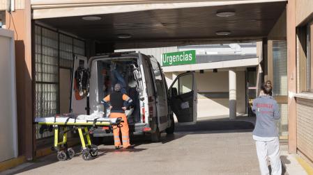 Varios profesionales y una ambulancia, en el acceso a Urgencias del Hospital Reina Sofía de Tudela