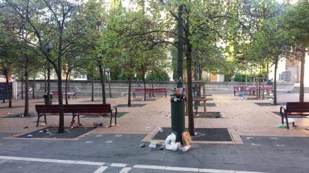 Suciedad y restos tras San Fermín Chiquito en la plaza Compañía de Pamplona