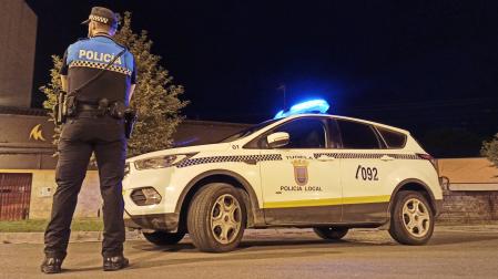 Un agente de la Policía Local de Tudela, durante un turno nocturno