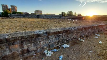 Restos de botellones en la Vuelta del Castillo de Pamplona