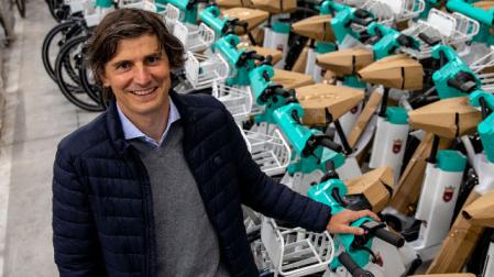 Miguel Vital Huici, de RideOn, en las naves que la empresa posee en Barañáin