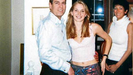 El príncipe Andrés y la demandante, junto a Ghislaine Maxwell en 2001