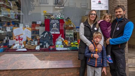 Hodei e Ilargi con sus padres, Joana y Joseba, en el escaparate donde se muestra la cesta
