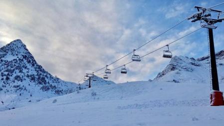 La nieve ya cubre las pistas de Formigal, en el Pirineo oscense. En la foto, una vista de la zona este miércoles