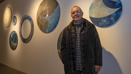 Koldo Sebastián, en la inauguración de la muestra en la sala de exposiciones temporales del Maeztu