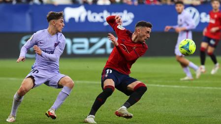 Kike Barja protege el balón ante la presión de Gavi en el Osasuna-Barcelona disputado el domingo en El Sadar