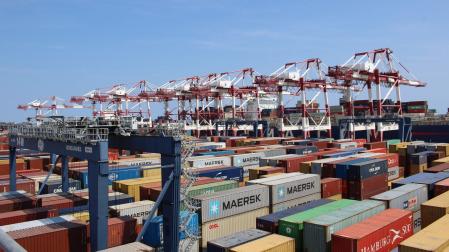 Contenedores en el puerto marítimo de Barcelona