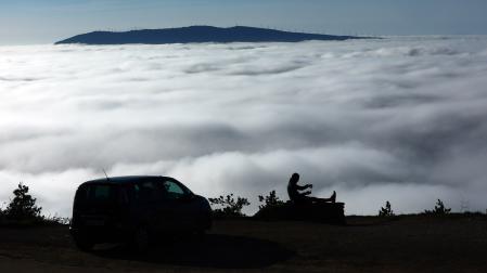 Entre San Cristóbal y El Perdón (enfrente), un mar de nubes separando ayer ambas cumbres y sepultando Pamplona y comarca