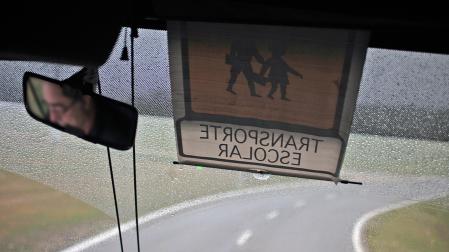 Parte delantera del interior de un autobús de transporte escolar en Navarra.