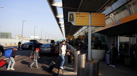 Viajeros caminan en el aeropuerto John F. Kennedy de Nueva York
