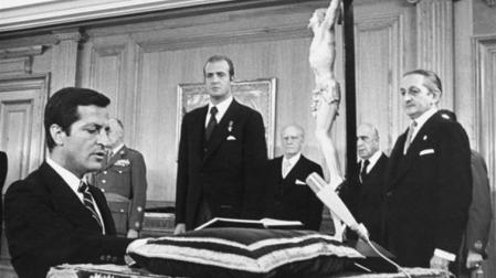 Adolfo Suarez jura como presidente del Gobierno ante el rey Juan Carlos I el 5 de julio de 1976.