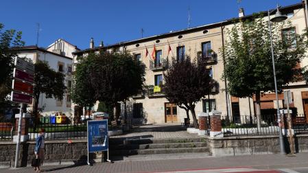 Detalle del acceso que conduce al Ayuntamiento de Alsasua