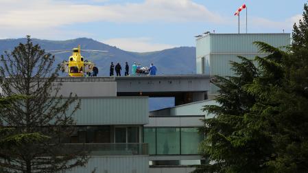 Un helicóptero traslada a un paciente al edificio de Urgencias del CHN