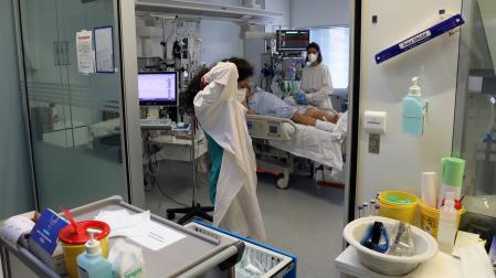 Una médico pasa delante de un box de la UCI del Hospital Universitario de Navarra, ayer por la mañana