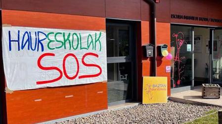 Cartel de protesta en una escuela infantil navarra