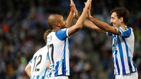 Rafinha Alcántara celebra su gol junto Oyarzabal, quien le dio la asistencia