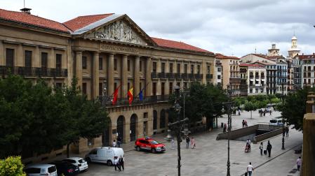 Palacio de Navarra, sede del Gobierno, en la fachada que da a la Avenida Carlos III