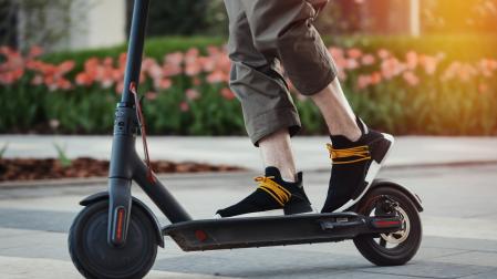 Un hombre circula en patinete eléctrico
