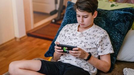 Niño con un teléfono móvil
