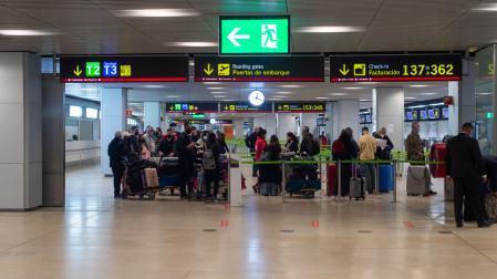 Varias personas hacen cola para facturar en la Terminal 1 del Aeropuerto Adolfo Suárez Madrid Barajas