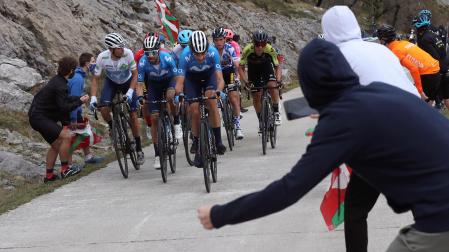 Imagen del paso de los ciclistas que encabezaban la carrera por la pista de San Miguel de Aralar, el 21 de octubre de 2020