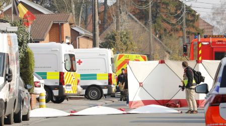 El lugar del atropello en Strepy Bracquegnies, acordonado por los servicios de emergencia y la policía