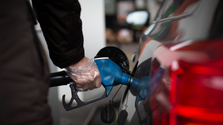 Un hombre reposta gasolina en una gasolinera