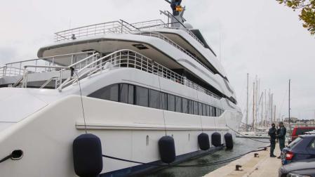 Miembros de la Guardia Civil realizan un registro este lunes en el yate 'Tango', que pertenece a un oligarca ruso anclado en el Club Náutico de Palma de Mallorca