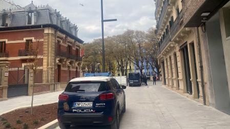 Un vehículo de la Policía Nacional, en Pamplona