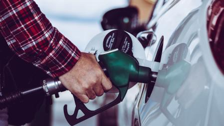 Un hombre reposta gasolina en una gasolinera