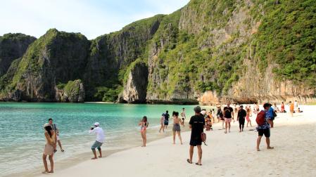 Aunque con limitación de aforo y sin poder bañarse, los turistas han vuelto con entusiasmo a la famosa playa tailandesa popularizada por la película "La playa" de Leonardo DiCaprio
