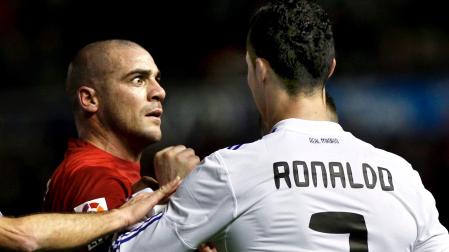 Pandiani y Cristiano Ronaldo durante el duelo de 2011 en El Sadar