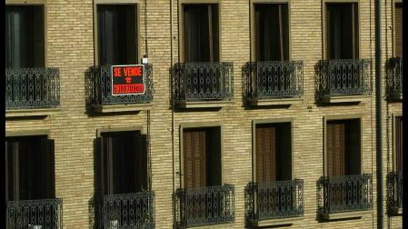 Una cartel anuncia la venta de un piso en el Paseo Sarasate