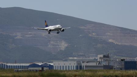 Un avión se acerca al aeropuerto de Noáin.
